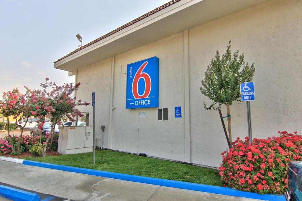 Motel 6-Sacramento CA - Old Sacramento North Main image 1